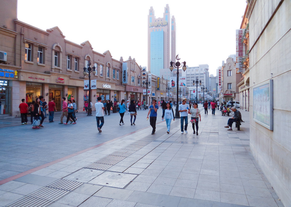 大连GDP为什么上不了万亿_抓拍大连沙滩上妇女(2)