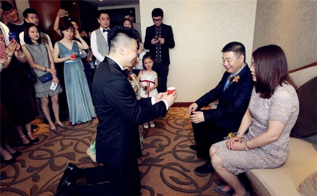李根傻实在!结婚单膝跪地称工资奖金全上交,如今被拿走大批财产