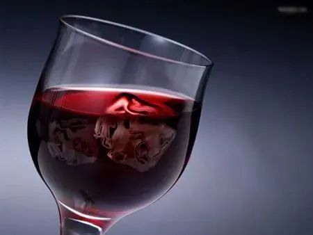 曾有人用桃红酿造开胃酒:他在一个大酒杯中注满冰,然后倒入桃红酒