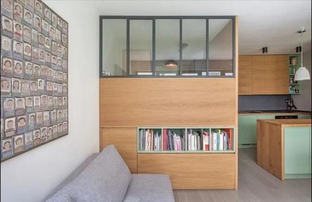 卧室与客厅之间安装了黑色边框玻璃内窗,保持室内良好的采光和通透性.