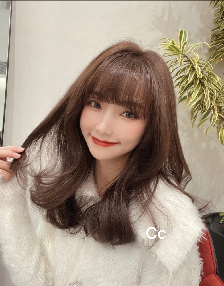 蓬松的内弧刘海 ,起到了很好的减龄效果 ,还把整个五官修饰的更加的