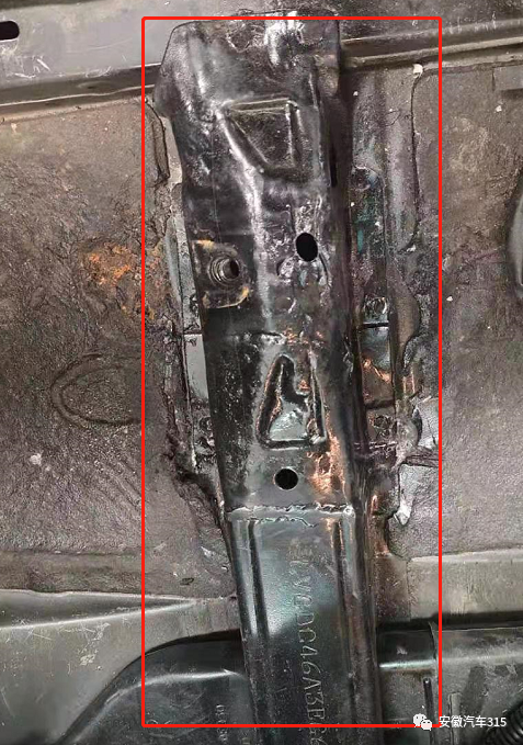 但是,正因为车辆车架号的位置被切割过,有一条焊接缝,所以,在车管所