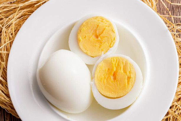 煮鸡蛋,别只用清水煮,多加2种料,鸡蛋又香又嫩,蛋壳一碰就掉