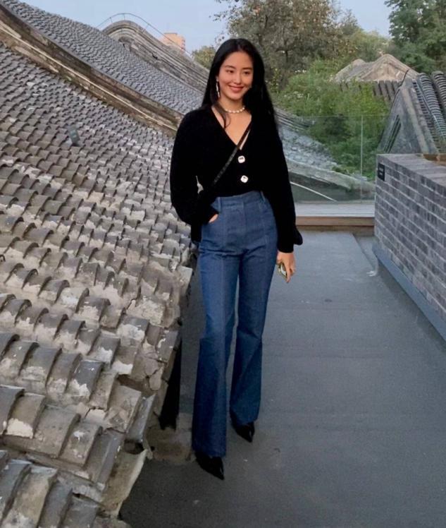 90后杨采钰摇身变阔太,复古穿搭风情万种,迷人又吸睛