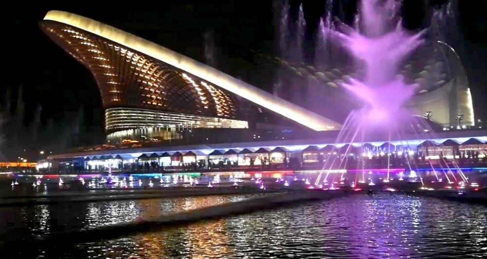 2月20日晚,成都市露天音乐公园的音乐喷泉和水景,吸引众多市民前来