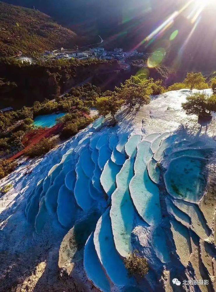 白水台 这里地处哈巴雪山山麓,位于香格里拉市三坝乡白地村,紧邻丽江