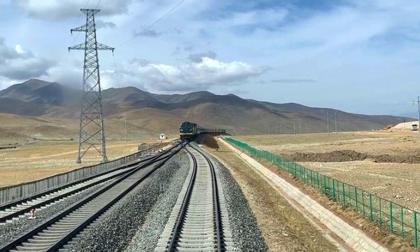 超级工程青藏铁路,对中国有何意义?耗时32年却只建了一个单轨