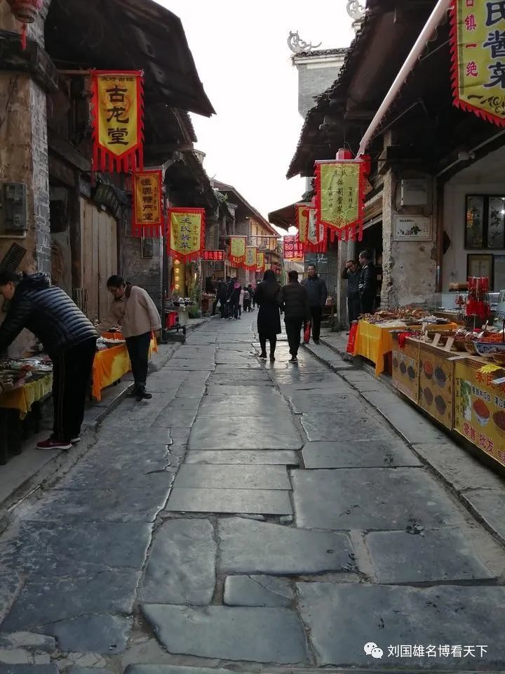 大圩古镇老街,青石板路反着光,明清建筑没有翻新