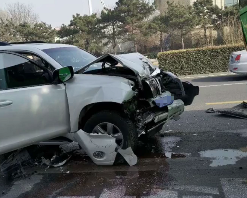 2月21日 北戴河滨海大道发生一起 严重交通事故 一辆白色越野车与