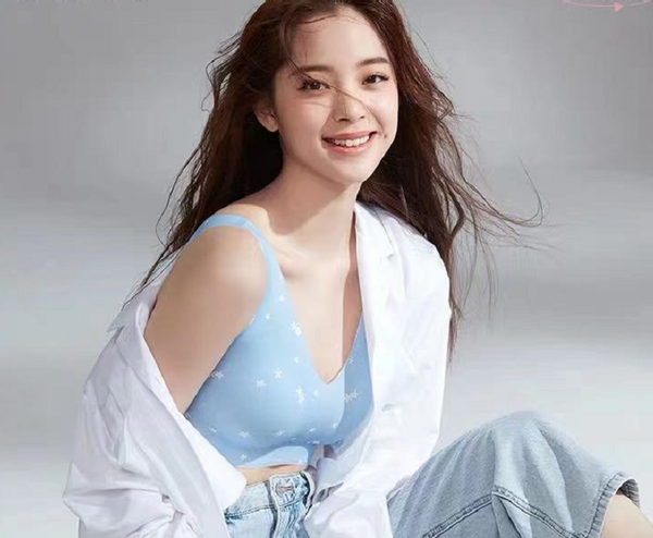 美女叉腿不留一件内衣_美女内裤内衣一件不留