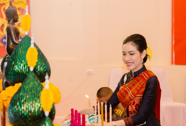 王后消失许久后终于现身,与泰王祭祀站主位,贵妃诗妮娜被冷落一旁