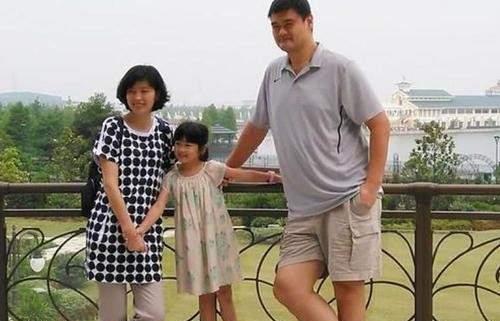姚明春节带女儿出行11岁姚沁蕾已经高出路人半头成小巨人