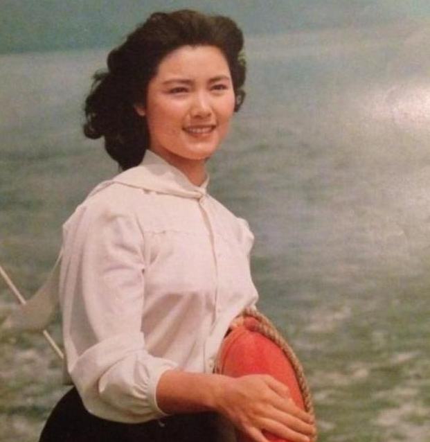 1984年春晚主持人姜黎黎被下死亡通知,丈夫一夜白头,今过得怎样