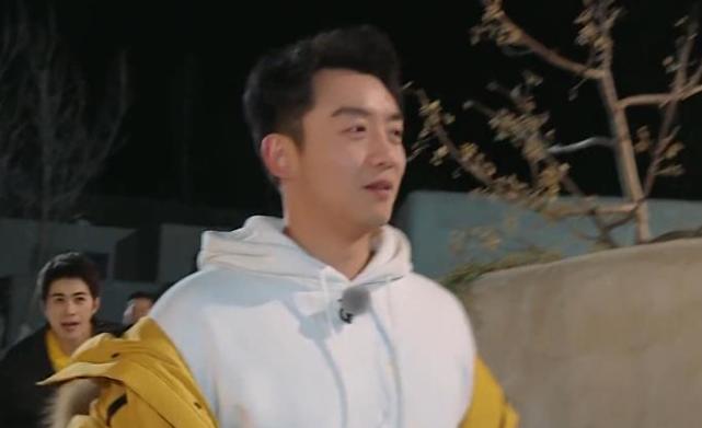 baby不忍看郑恺受惩罚,偷偷打信号却被制止,郑恺更是
