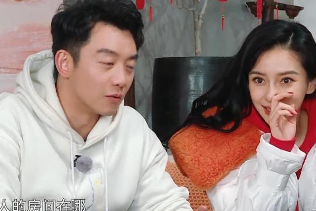 baby不忍看郑恺受惩罚,偷偷打信号却被制止,郑恺更是