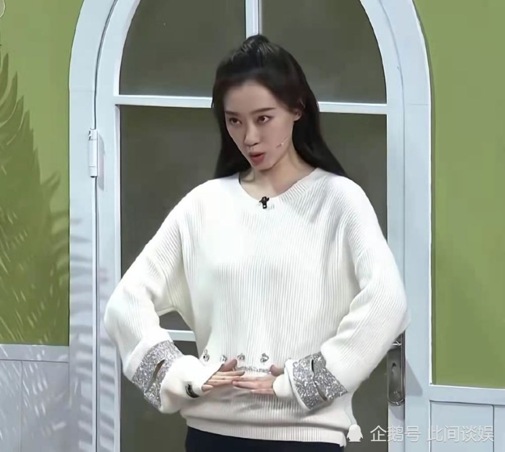 张小斐路演服装品牌变化,从大众到高奢,红气真的养人!