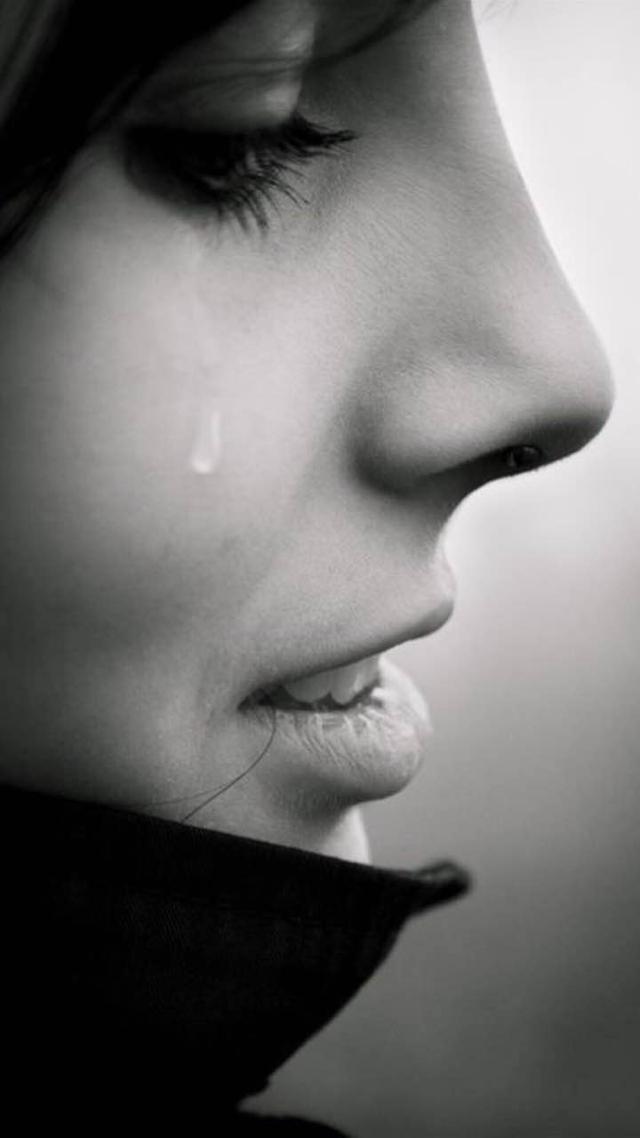 眼泪是人在伤心难过或者过于激动高兴时从眼睛里流出的液体.