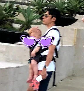 撒贝宁一家四口三亚度假龙凤胎混血容貌曝光头发金黄皮肤白皙像妈妈