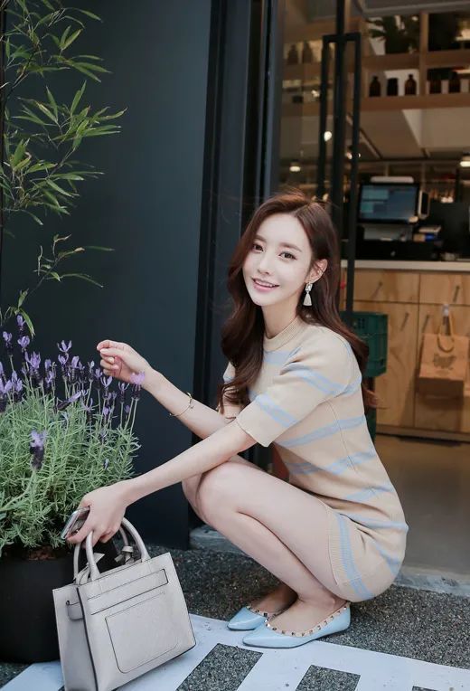 美图欣赏:孙允珠,奶茶麦色细腻明蓝条纹针织裙