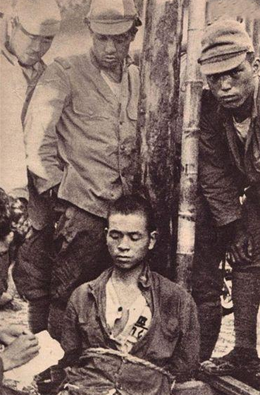 侵华期间1个日本兵一次牵一排中国人去活埋为何不反抗