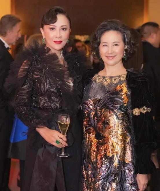 她能让三太和四太乖乖听从,还把家族事业推向了最高点,何超琼的一生又