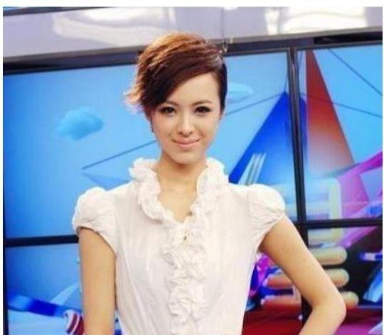 央视美女主持王萌萌,丈夫患病不离不弃,结婚多年恩爱如初