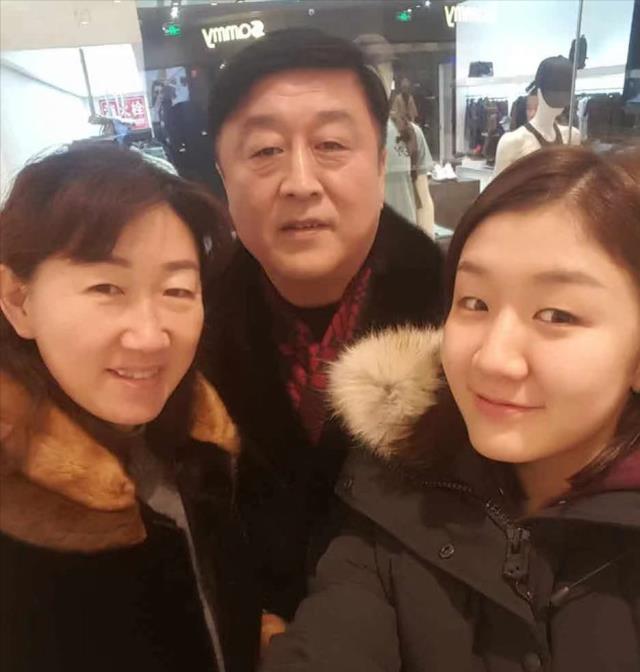 国乒全家福合影,陈梦长得像母亲,孙颖莎妈妈漂亮有气质