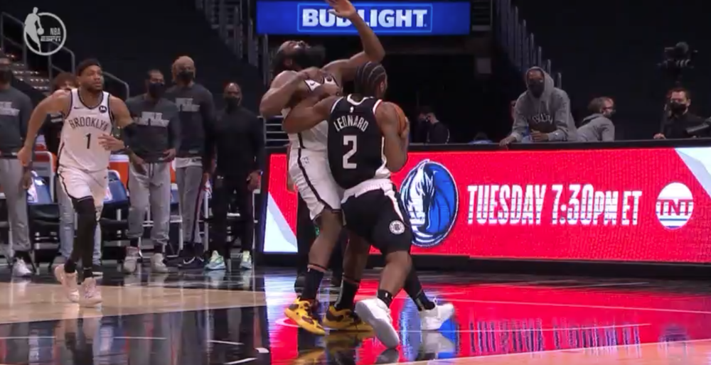 nba莱昂纳德最后时刻确实是进攻犯规判哈登在此次防守中无犯规无假摔