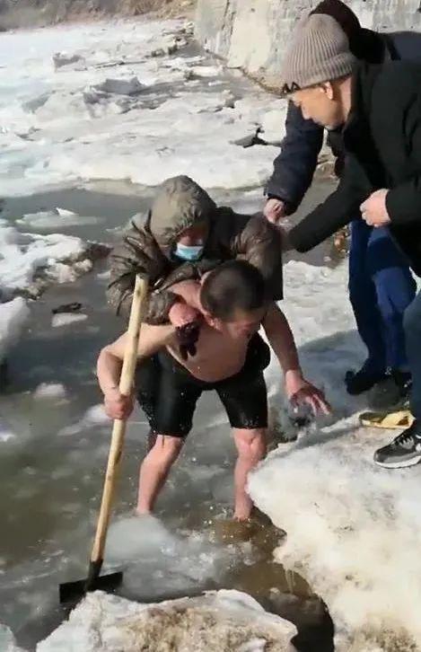 舍命救人!60米浮冰路他数次光脚踩穿,双腿遍布伤口