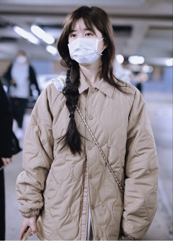 赵露思的冬季穿搭太甜美了,米色羽绒服搭配紧身裤,清爽又温柔