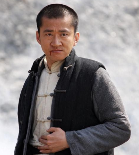 抗日剧专业户李嘉明拍一年戏仅赚两万六落魄到在农村挑大粪