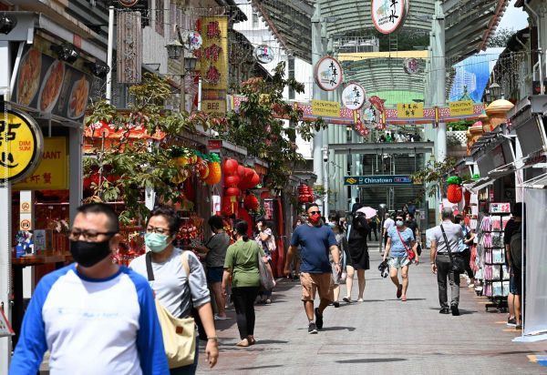 新加坡唐人街逛街的民众(法新社) 来源:参考消息网