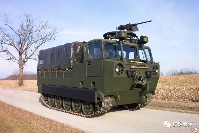 运兵舱换成货盘,就成了m548载货车