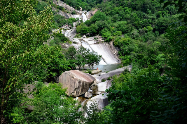 龙潭沟景区,是河南省首家服务标准化示范景区,南阳十佳旅游窗口单位