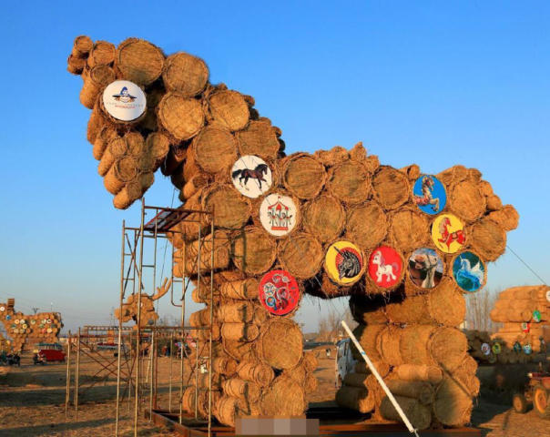 辽宁稻田现"稻草人"雕塑 造型似扭秧歌