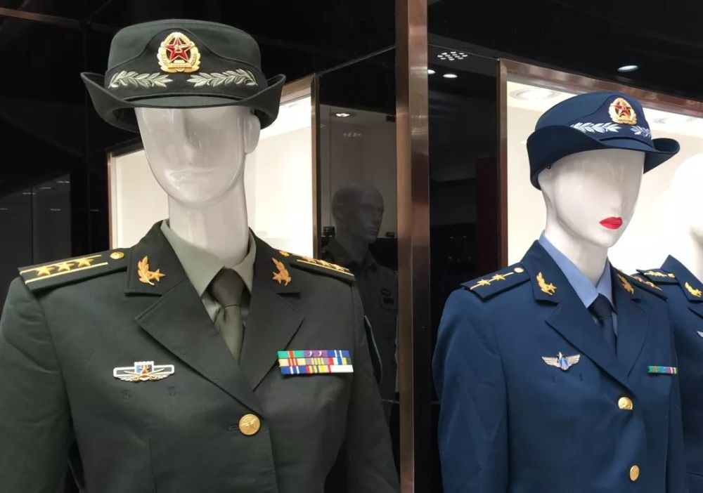 式军装从抗日战争胜利奖章到解放战争胜利奖章……展览吸引了近万人次