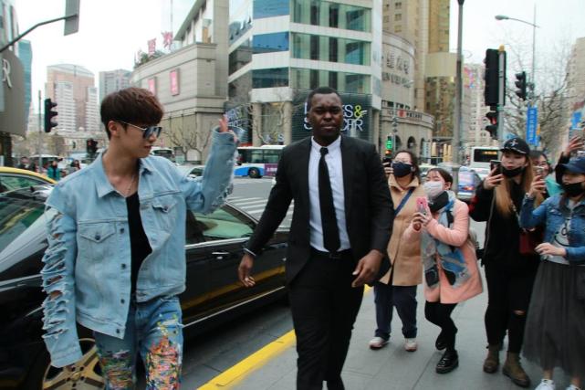 李聪街拍遭路人小哥抢镜 手动点赞粉丝宠上天_娱乐_腾讯网