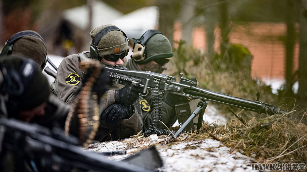 mg74机枪采用不可散弹链,因此射击之后还挂着长长的空弹链.