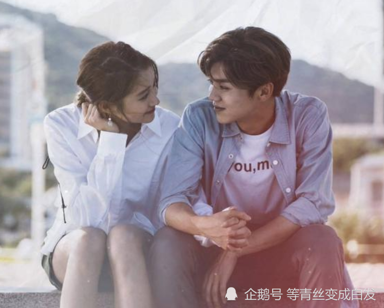 鹿晗关晓彤罕见同框撒糖合体参加盛典cp粉再也坐不住了