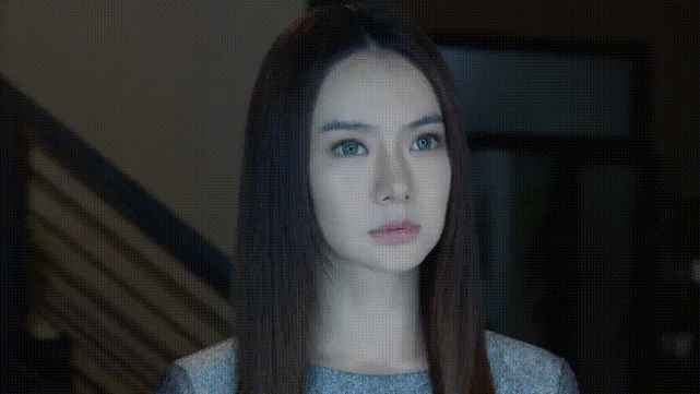 由于戚薇饰演的安怡原来是个有意识的芯机人 姜离,和马天宇饰演的李遥