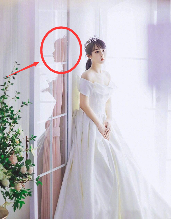 杨紫晒婚纱照,镜子中的自己却忘记p图,原来这才是新娘