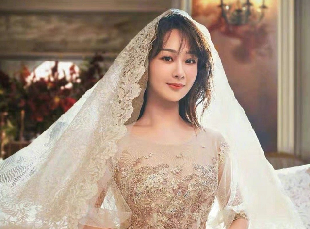 杨紫晒婚纱照,镜子中的自己却忘记p图,原来这才是新娘真实模样