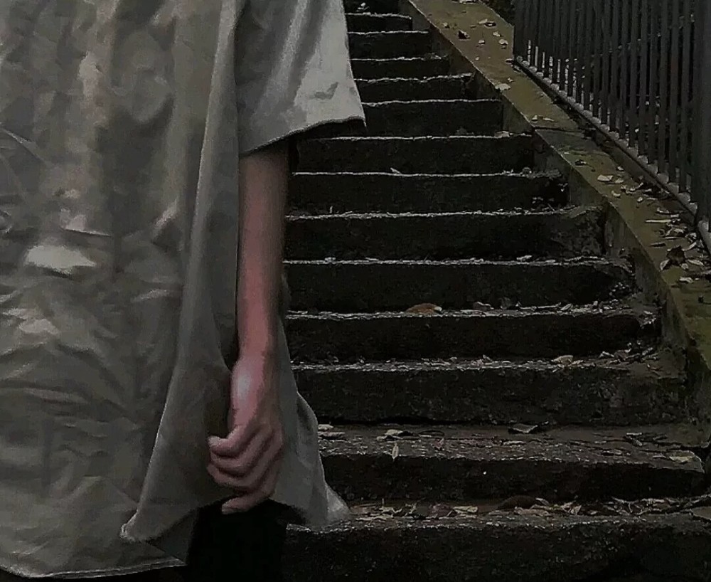 伤感文案:我在等一个人 一个离我很远很远的人