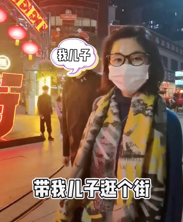 可惜的是,母子二人戴着口罩并未露出全脸,杨初一的脸上更是用贴纸进行