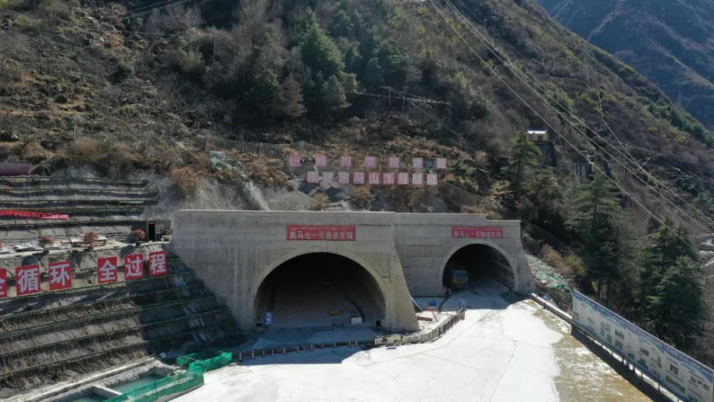 雅叶高速康定过境段复工世界进出口海拔高差最大隧道有望今年贯通