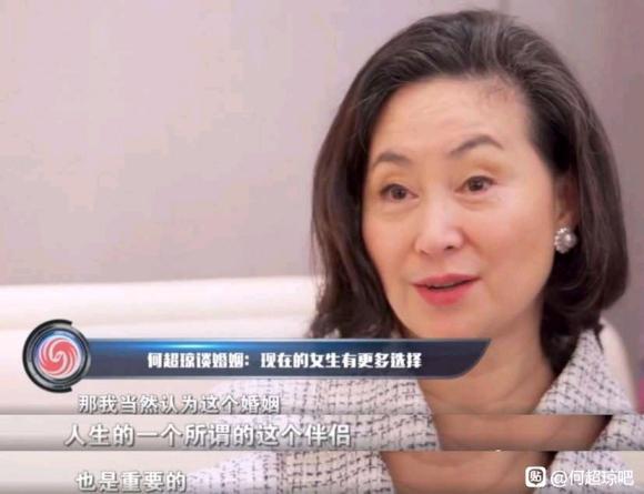长情!何超琼春节拜年,戴着35年前与陈百强过年时的珍珠耳环