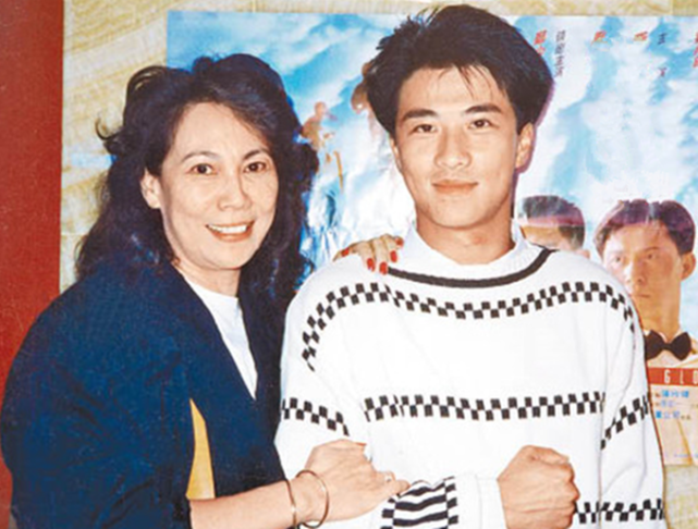 王馨平悼念亡母林翠,母亲生前是电影红星,与哥哥曾江