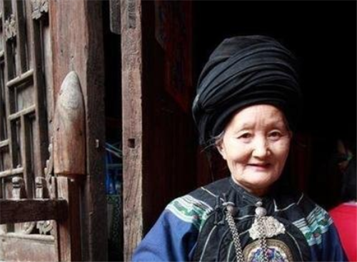 中国最美的压寨夫人,16岁被悍匪明媒正娶,生8个孩子守寡67年