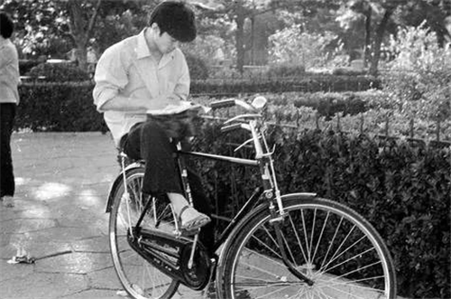 80年代的凤凰自行车,相当于现在多少钱?说出来你可能不信