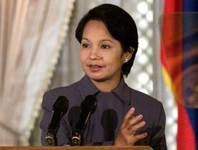 菲律宾前总统阿罗约,与克林顿是同班同学,自称是中国的儿媳妇